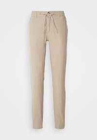 Pantalon décontracté beige avec bouton, taille à cordon, passants de ceinture et jambes droites et ajustées sur fond blanc.