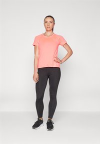 Puma RUN CLOUDSPUN SS TEE W - T-skjorte til trening - sunset glow