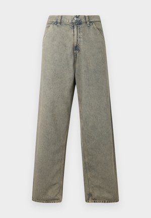 Platas kājas džinsi izbalinātā pelēkā krāsā, ar pogu aizdari un tradicionālo piecu kabatu dizainu, ar redzamām stiprinājuma šuvēm.