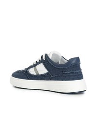 Džínové tenisky s třepenými okraji, bílými akcenty a šedými pruhy. Mají bílou gumovou podrážku a zaoblenou špičku pro pohodlí.