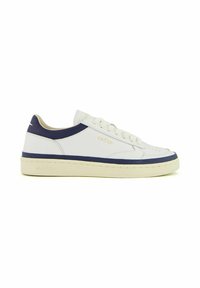 Sneaker in pelle bianca con dettagli blu navy, punta rotonda, lacci piatti e suola testurizzata di un bianco sporco. Nome del brand impresso di lato.