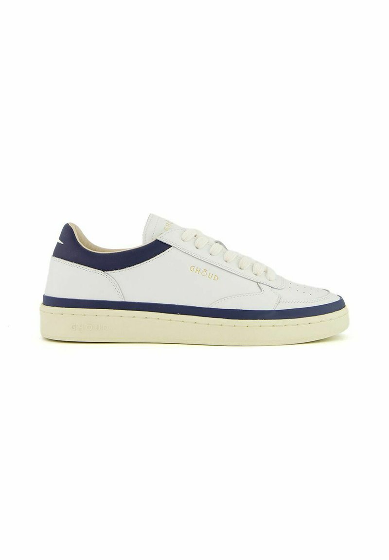 Sneaker in pelle bianca con dettagli blu navy, punta rotonda, lacci piatti e suola testurizzata di un bianco sporco. Nome del brand impresso di lato.