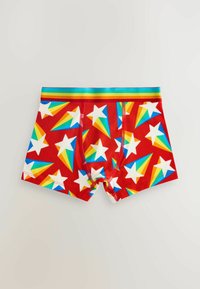 Crvene bokserice s šarenim uzorkom bijelih zvijezda i dužica u duginim bojama, s plavim pojasom u duginim bojama.