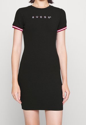 Czarna prążkowana sukienka z krótkim rękawem, z czerwono-białym wykończeniem na rękawach oraz logo "GUESS" w kolorze białym i czerwonym na klatce piersiowej.