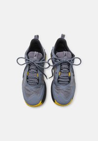 Zapatos deportivos ligeros en malla gris con acentos negros y detalles amarillos. Cordones redondos y lengüeta acolchada para mayor comodidad.