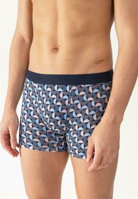 Kalsonger i marinblått med ett geometriskt mönster av ljusblå och rosa former. Elastisk midjeband med varumärkeslogotyp. Tillverkade av bomull.