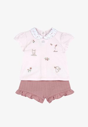 Lichtroze katoenen top met geborduurde konijnen en bloemen, witte bloemenkraag; gecombineerd met roze gerimpelde shorts. Zacht, gestructureerd materiaal.