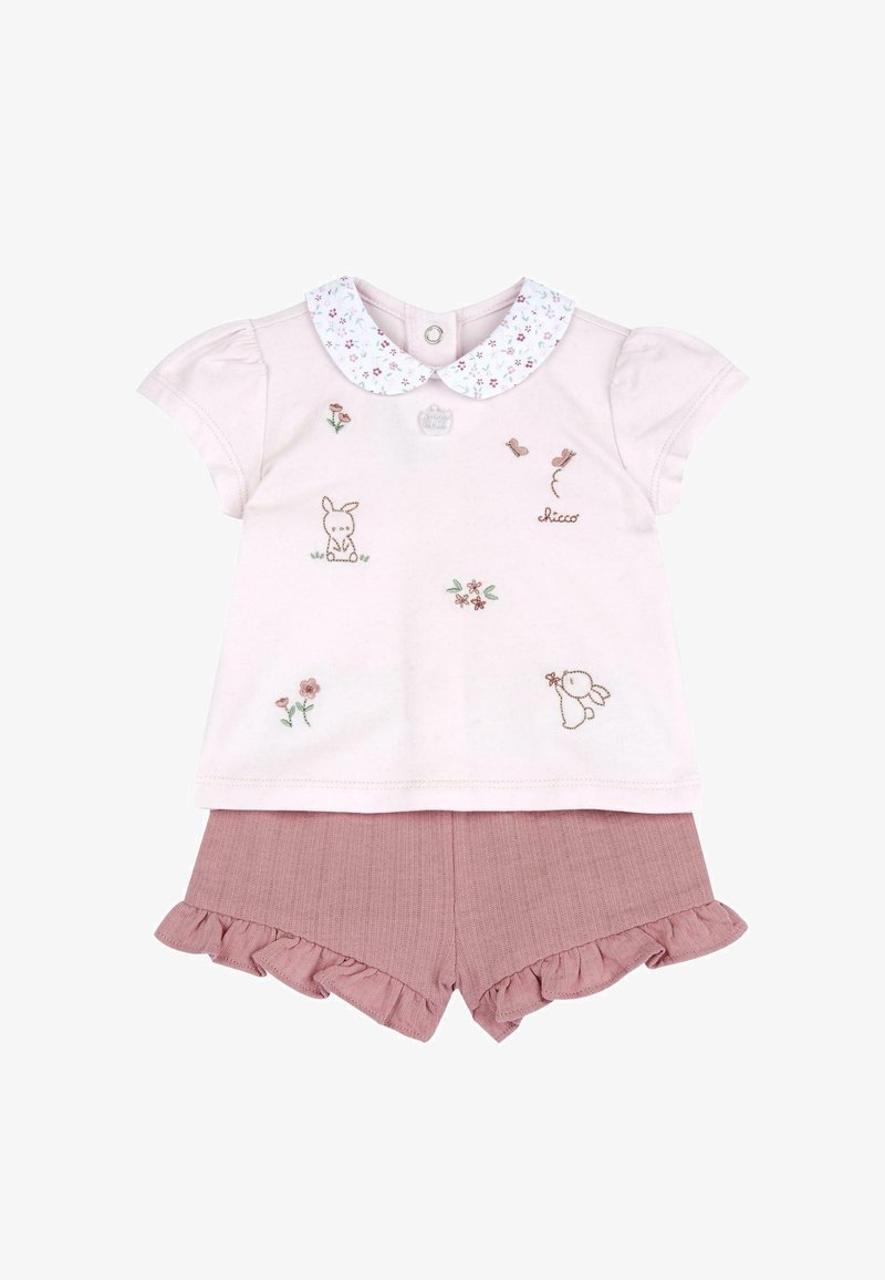 Haut en coton rose clair avec des lapins et des fleurs brodés, col floral blanc ; associé à un short rose à volants. Tissu doux et texturé.