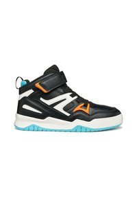 Hoge sneakers van zwart leer met witte en oranje accenten, voorzien van een klittenbandsluiting, gestructureerde panelen en een lichtblauwe zool.