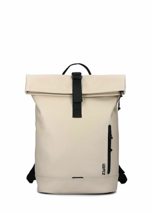 Zaino beige con chiusura a rotolo, tracolla con fibbia nera, tasca verticale con cerniera, manico nero e logo "zwei" vicino all'angolo in basso a destra.