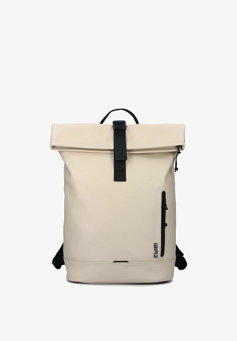 Sac à dos beige à ouverture roulante avec sangle de fermeture noire, poche zippée verticale, poignée noire et logo "zwei" près du coin inférieur droit.