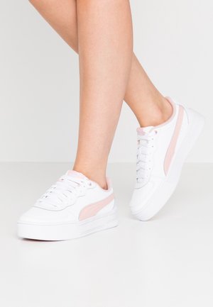Trainers - white