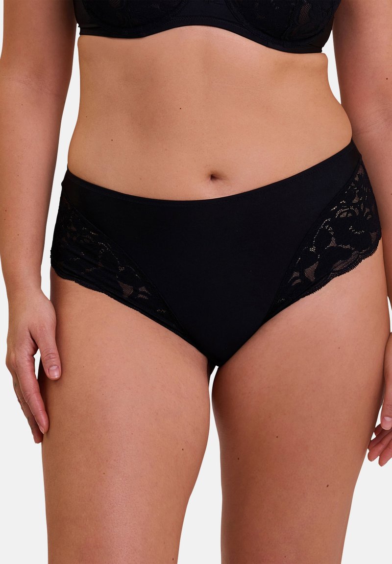 Culotte noire taille haute en tissu doux avec des accents en dentelle sur les côtés, présentant une finition lisse et un détail semi-transparent.