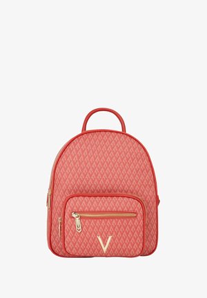 Sac à dos rouge avec un motif répétitif de logos en forme de 'V', une poche avant zippée, des fermetures éclair dorées et une poignée supérieure pour le transport.