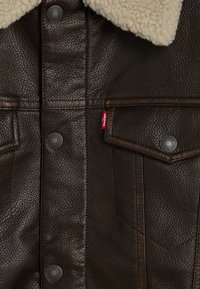 Levi's® TRUCKER COLLAR - Μπουφάν από συνθετικό δέρμα - brown