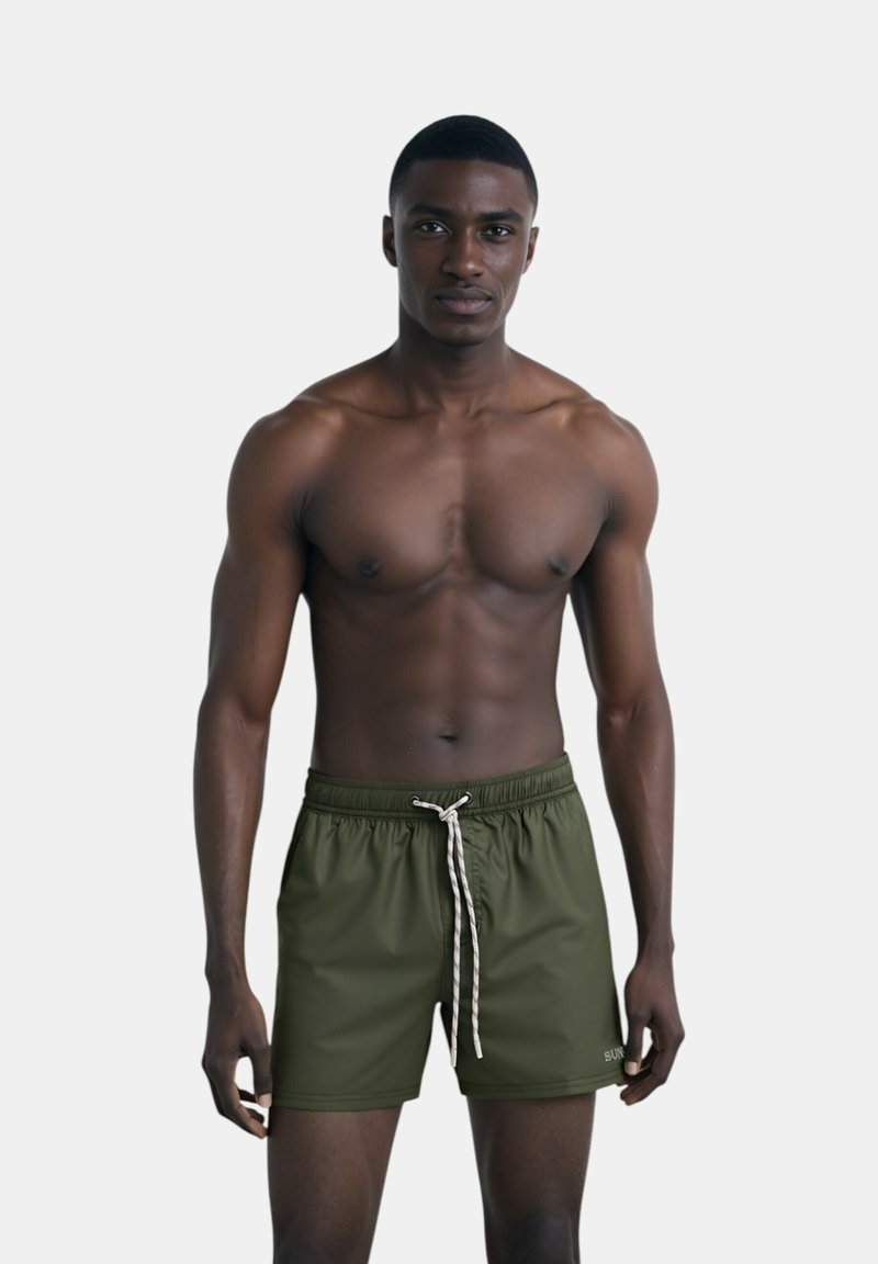 Shorts de baño verde oliva con cintura ajustable, con una textura suave y un logo en el lateral. De corto tamaño, diseño ligero.