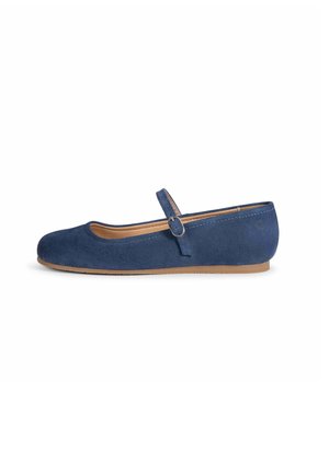 Zapato plano Mary Jane de ante azul marino con puntera redonda, una sola correa ajustable con hebilla metálica y suela de goma color beige.