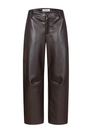 Dunkelbraune, hoch taillierte Hose aus Kunstleder mit weitem Bein, Knopfverschluss, Gürtelschlaufen und dezenten Nahtdetails an den Knien.