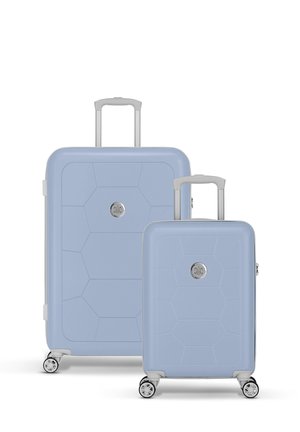 Lichtblauwe hardshell kofferset met een hexagonaal patroon, telescoophandvatten en vier wielen voor mobiliteit. Bevat een grote en een kleine koffer.