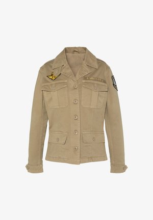 Beige militærinspireret jakke med knapper, fire lommer foran, broderede mærker på bryst og ærme samt knaplukning ved ærmekanter.
