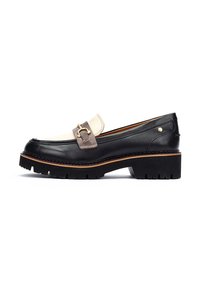 Mocasines de cuero negro y beige con una correa en contraste y herrajes dorados, que cuentan con una suela texturizada y una plataforma gruesa y elevada.