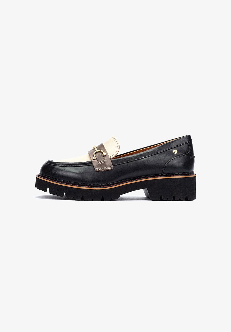 Mocasines de cuero negro y beige con una correa en contraste y herrajes dorados, que cuentan con una suela texturizada y una plataforma gruesa y elevada.