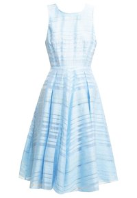 Robe bleu clair sans manches avec des rayures horizontales texturées, taille cintrée et jupe évasée longueur genou.