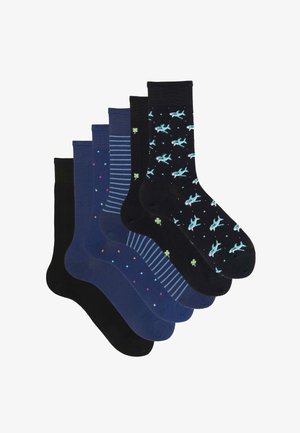Sechs Paar Herrensocken in Schwarz und Marineblau mit Mustern, darunter Haie, Kleeblätter, Streifen und kleine bunte Punkte.