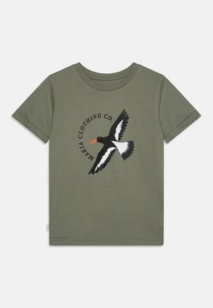 Ελαιόχρωμο βαμβακερό t-shirt με γραφικό μαύρου και άσπρου πουλιού με πορτοκαλί ράμφος και το κείμενο "MAKIA CLOTHING CO." από πάνω.