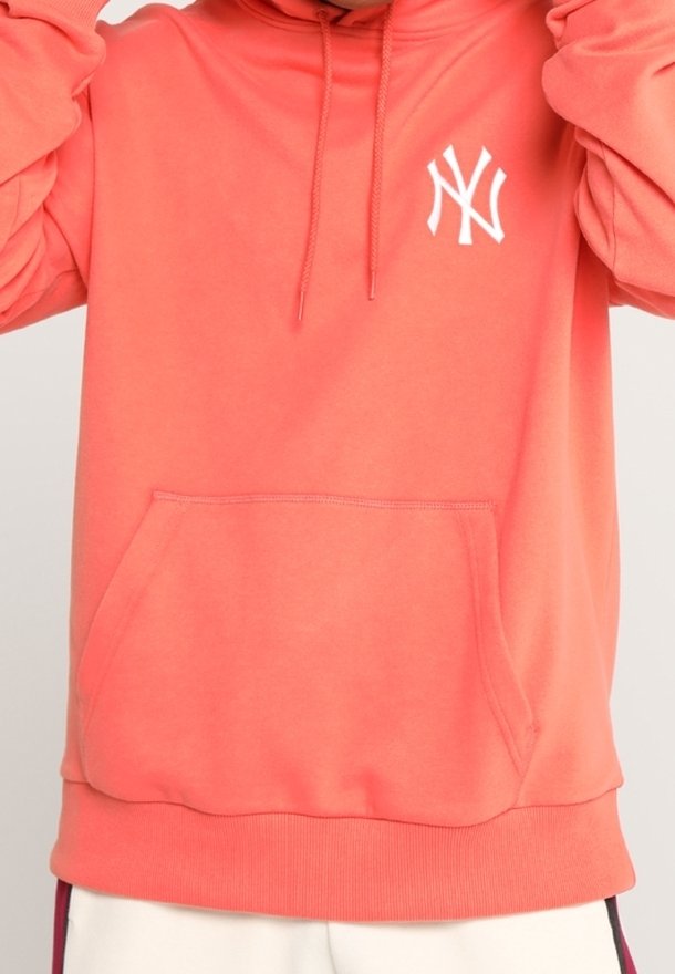 Sweat à capuche corail avec une poche kangourou, des poignets élastiques, une capuche à cordon de serrage, et un logo NY brodé en blanc sur le devant. Tissu en mélange de coton.