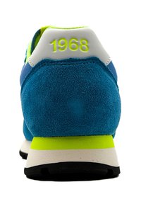 Sneaker blu in suede con accenti bianchi e neon verdi. Caratterizzato da un colletto e un tallone imbottiti con "1968" in rilievo. Suola nera.