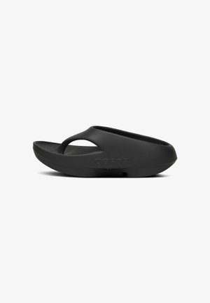 Sort polstret skummesandal med tyk sål, åben tå og slip-on design, med tekstureret fodseng for komfort.