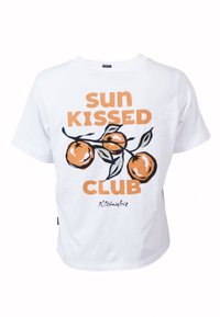 T-shirt blanc avec texte orange "sun kissed club" et illustration de trois oranges avec feuilles vertes sur une branche.