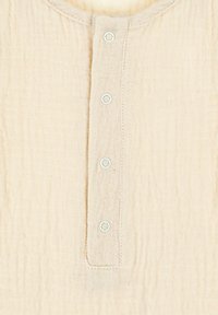 Beżowa koszula z tkanej tkaniny z okrągłym dekoltem, wyposażona w listwę zapinaną na pięć guzików oraz subtelną teksturę na całej powierzchni.