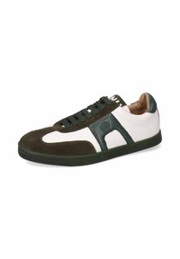 Zapato que combina gamuza verde oscura y cuero blanco, con punta redonda, cordones verdes y una suela de goma texturizada.