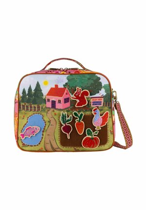 Kleurvolle handtas met boerderijscene met een vijver met vissen, een roze huis, bomen, een eekhoorn, een kip en geborduurde groenten op een tuinperkje.