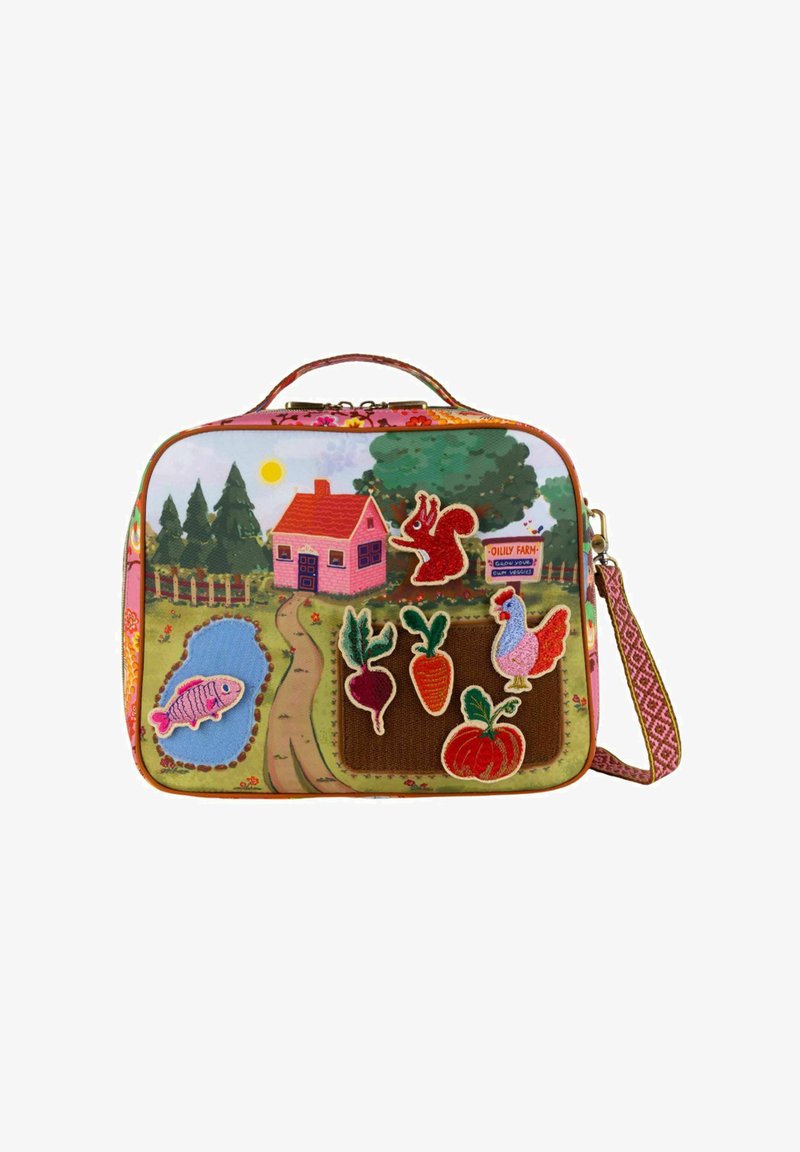 Kleurvolle handtas met boerderijscene met een vijver met vissen, een roze huis, bomen, een eekhoorn, een kip en geborduurde groenten op een tuinperkje.