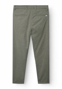 Pantalons ajustés vert foncé avec deux poches arrière, passants de ceinture et une finition lisse et texturée. Présente une étiquette à l'arrière de la taille.
