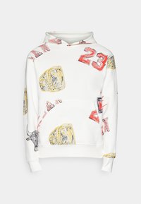 Sudadera blanca con gráficos coloridos, que incluyen anillos y el número 23. Hecha de material suave, con un bolsillo frontal y capucha.