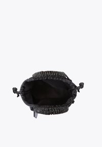 Borsa a corda in tessuto nero, con un bordo superiore testurizzato e decorato con perline. L'interno è liscio e ampio, con lacci regolabili.