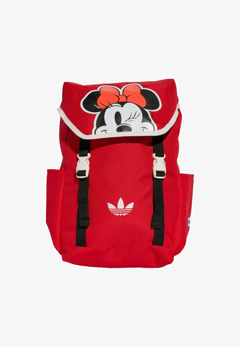 Zaino in tela rossa con dettagli bianchi, caratterizzato da una grande grafica di Minnie Mouse sul coperchio e due tasche laterali. Spallacci neri e logo Adidas.