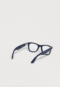 Gafas de plástico azul marino con montura cuadrada, lentes transparentes y varillas elegantes con herrajes plateados y logo de la marca en la patilla.