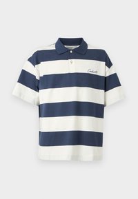 Μπλε ναυτικό και λευκή κοντομάνικη πόλο μπλούζα με οριζόντιες ρίγες, γιακά και δύο κουμπιά, με μικρό κεντημένο όνομα της μάρκας στο στήθος.