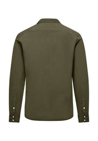 Camicia a maniche lunghe in tessuto verde oliva, con colletto classico, polsini con bottoni e una superficie liscia senza modelli visibili.