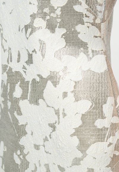 Material cu model floral în culoarea fildeșului și argintiu metalic, având o suprafață texturată și sclipitoare, cu flori albe mari pe un fundal subtil.