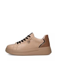 Sneakers in pelle beige con motivi embossati, lacci neri e tallone color beige. Presentano un charm in metallo e una suola spessa e strutturata.