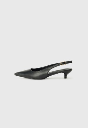 Chaussure slingback noire à bout pointu en cuir lisse. Présente un talon fin et un détail de boucle sur la sangle réglable.