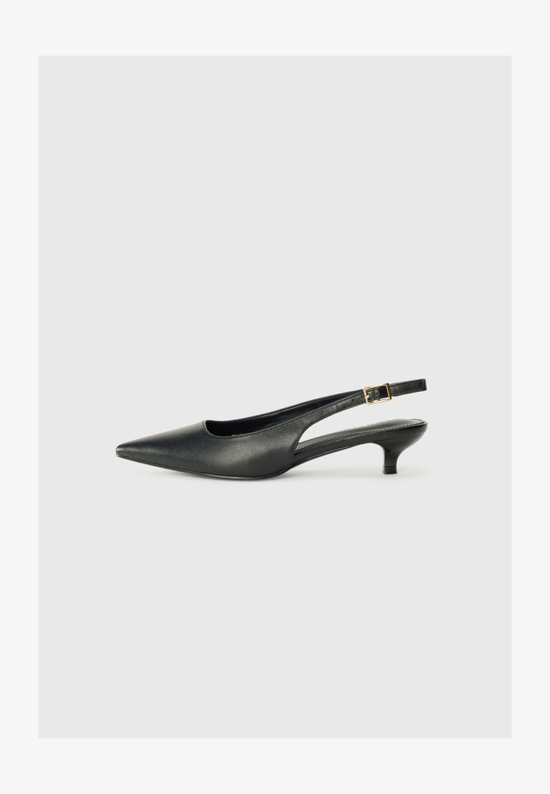 Chaussure slingback noire à bout pointu en cuir lisse. Présente un talon fin et un détail de boucle sur la sangle réglable.
