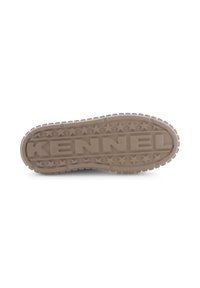 Semelle en caoutchouc brun avec une texture antidérapante, logo "KENNEL" en relief et détails en forme d'étoile ; forme globale arrondie, design léger.