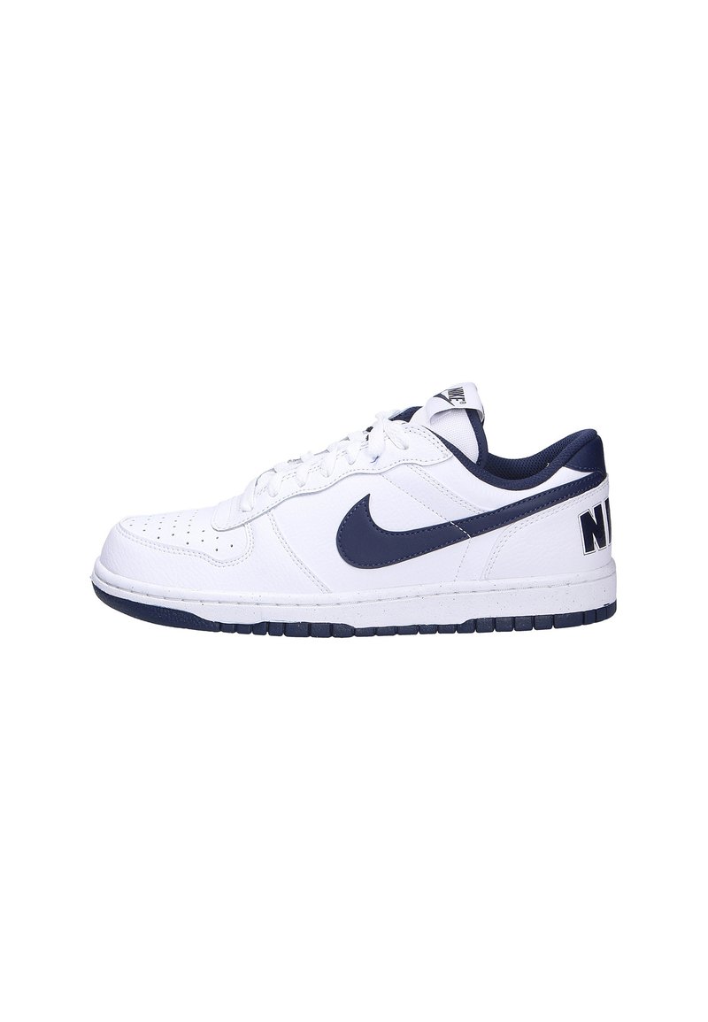 Baskets en cuir blanc avec des accents bleu marine. Présentent une surface texturée, un bout rond et des lacets plats. Logo Nike affiché en évidence sur le côté.